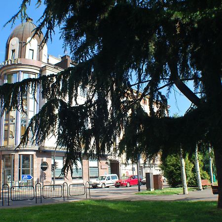 Hotel Mieres Del Camino Exteriör bild