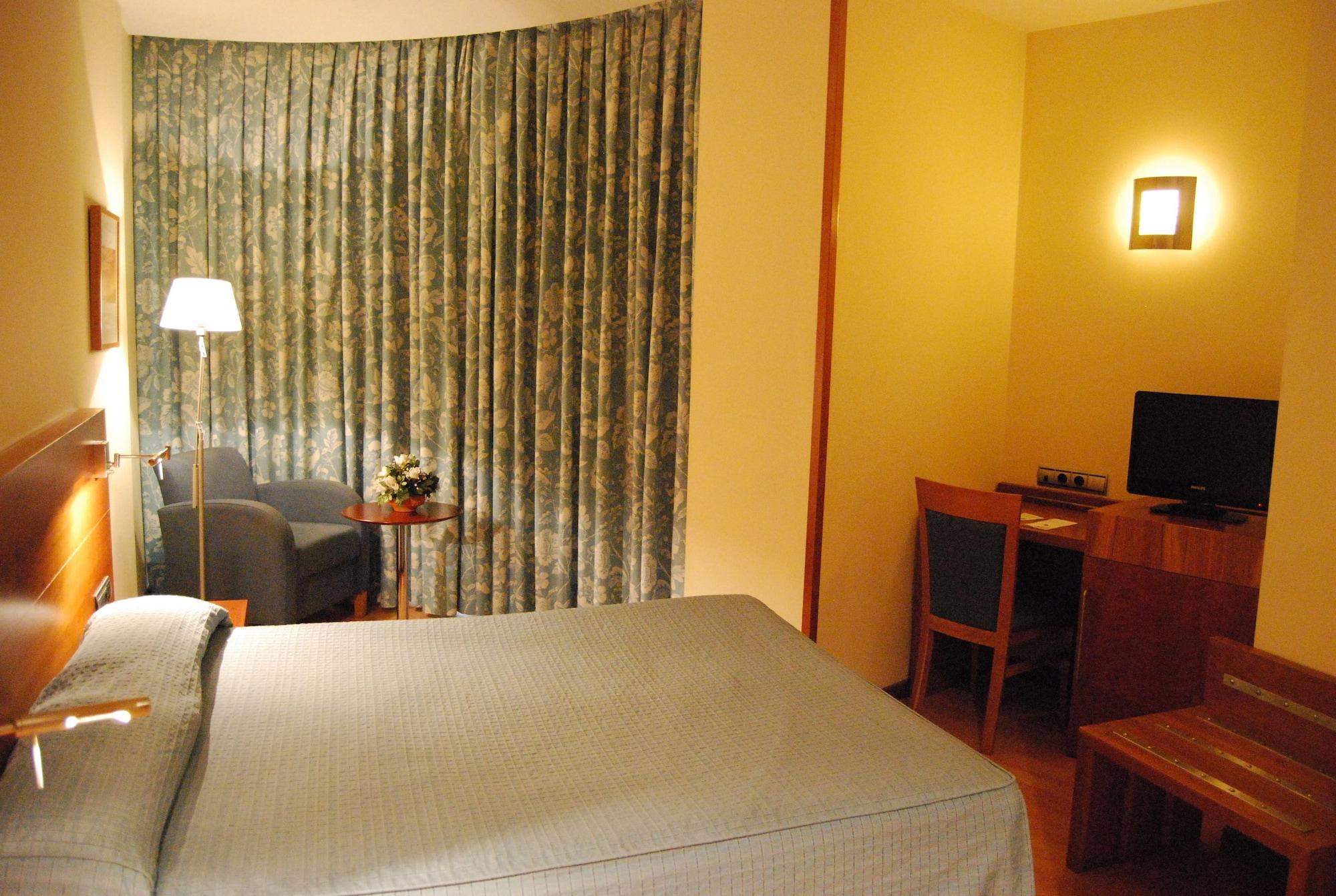 Hotel Mieres Del Camino Exteriör bild