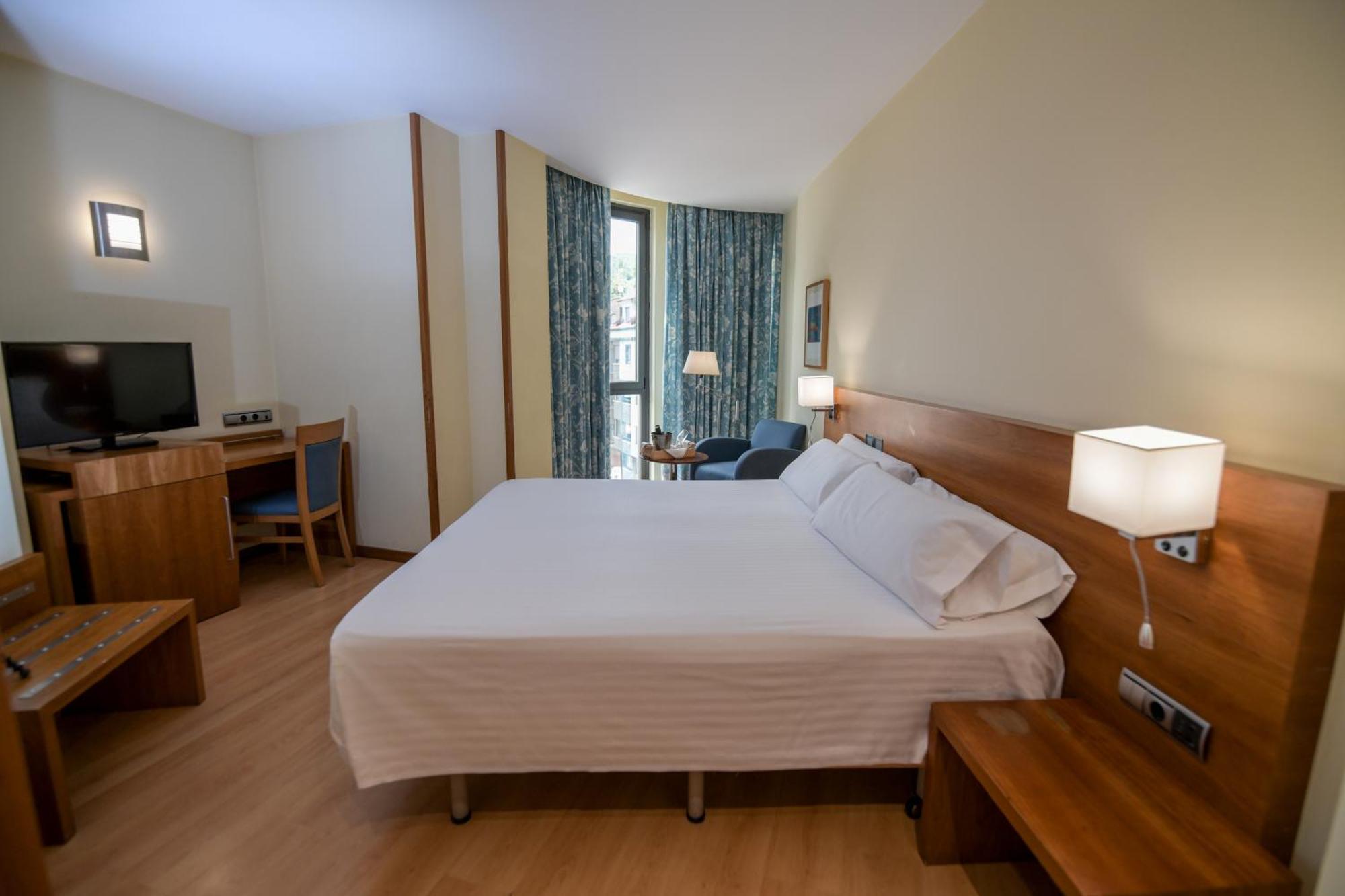 Hotel Mieres Del Camino Exteriör bild