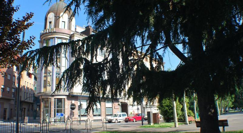 Hotel Mieres Del Camino Exteriör bild