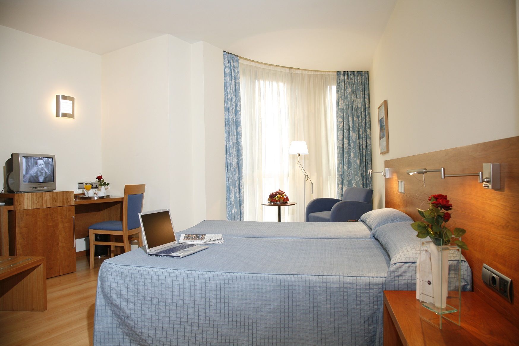 Hotel Mieres Del Camino Exteriör bild