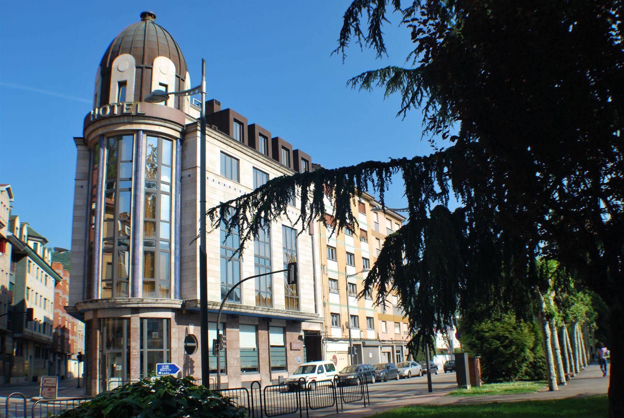 Hotel Mieres Del Camino Exteriör bild